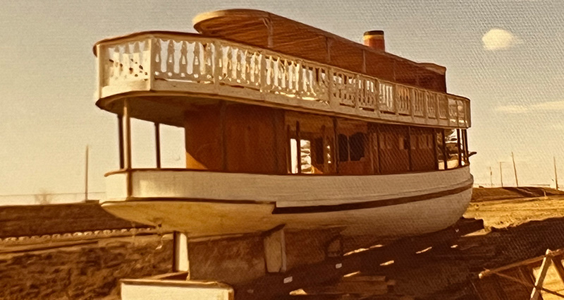 Riverboat on Queen's Lake